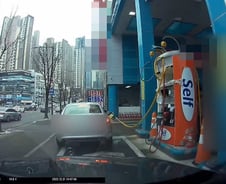 [더영상] 주유기 차에 꽂은 채 출발…알몸으로 남의 집 침입한 남성들