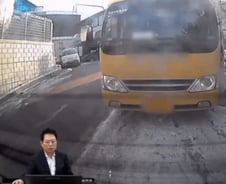 [더영상] 버스 혼자 미끄러졌는데 앞차 과실?…하늘서 문 열린 항공기