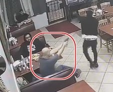 [더영상]고래 출산 목격에 "충격과 놀라움"…가짜 총 든 美강도의 최후