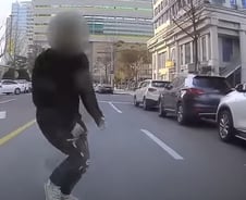 [더영상] 도로 건너는 노인 보호한 라이더…주행 오토바이에 몸통 박치기