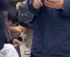 [더영상]지하철서 손톱 깎고 바닥에 '툭'… 女화장실 보이는 中술집 거울