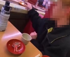 [더영상] 회전초밥 위에 침 묻혀 '쓱쓱'…日 '위생 테러男' 공분
