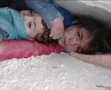 [더영상] "구해주면 노예가 될게요"…동생 꼭 안고 17시간 버틴 소녀