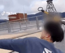 [더영상] 기찻길에 '창' 던진 日남성…"초콜릿 대신 소" 印 이색 제안