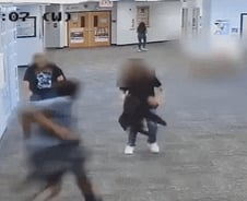 [더영상] 여교사 기절해도 때린 122㎏ 美학생…韓대사관 춤에 인도 '열광'