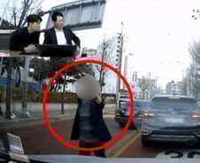 [더영상]뼈 녹이는 악마의 무기 '활활' …담배 '뻑뻑' 中 식품공장