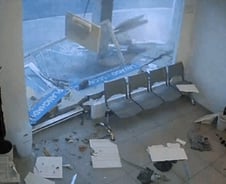 [더영상] 나간지 10초 만에 빨래방 '펑'…'요구르트 테러' 이란 모녀, 경찰서행