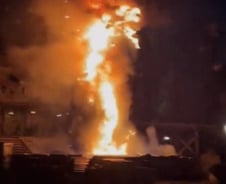 [더영상] "공연 아니었어?" 디즈니랜드 '불 뿜는 용'…中 정부 '무모한 바위' 부서뜨려