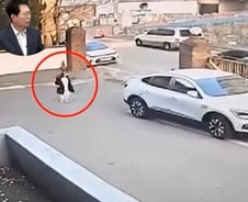 [더영상] 스쿨존서 초등생 추돌 후 '쌩'…살아있는 금붕어 삼킨 男