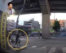 [더영상] 혼자 넘어진 자전거, 차주에 "보상하라"…러 미사일 피해 등교 중 '전력질주'