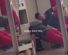 [더영상] 머리채 잡고 "XX" 후임 잡는 해병대…'컵케이크 먹방' 흑곰에 '깜짝'