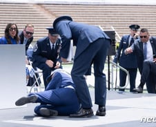 [더영상] 옷 구경 외국인 '퍽'…80세 바이든, 연설 무대서 또 '꽈당'