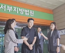 [더영상]'음주운전' 집유 받고 고개 숙인 이루…車 창틀에 앉아 아찔 질주