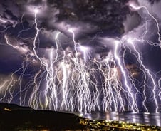 [더영상]한 장에 담긴 100번의 번개…'경찰에 돌진' 미성년자 폭주족