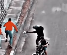 [더영상]"가방 돌려줄게" 애인 버린 男에 강도 '황당'…토사물 '쓱쓱' 청년