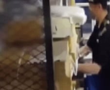 [더영상]얼굴에 스무디 '촥' 뿌린 손님…간판 뗀 트위터, 이제 X 됐다