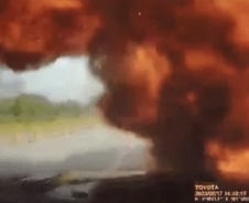 [더영상]화염에 휩싸인 말레이 도로…돌고래에 바짝 붙은 낚싯배