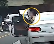 [더영상]두 차선 먹은 벤츠 '손가락욕'…술집 난동男, 흉기를 '슥'