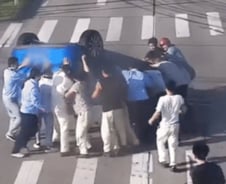 [더영상] 승용차 '휙' 뒤집히자 달려나온 中시민들…허공에 떠오른 식인상어