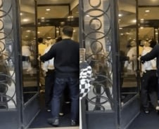 [더영상] '마약 입건' GD, 몸 꺾고 휘청…英 지하철서 "팔레스타인에 자유를!"