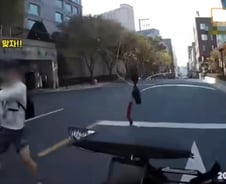 [더영상]배달원에 '골프채 풀스윙'…한동훈·이정재 갈빗집서 식사