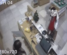 [더영상] "기분 나빠서" 알바생에 동전 던진 男…伊 한복판서 파시스트 경례