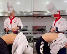 [더영상]사람 등에서 '칼질', 충격의 중국 요리학교…'톨비 부족' 뜨자 역주행