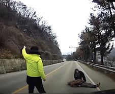 [더영상] 쓰러진 노인 구한 커플…피범벅된 여성 축구심판