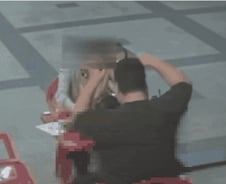 [더영상] 화장실 물이 비행기 복도 따라 쭉…음식 테러 후 '먹튀'한 남자들