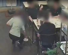 [더영상] "망하게 해줘?" 맥주 쏟은 공무원…커피 뿌린 손님 망치로 '응징'