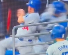 [더영상] 오타니 구한 '맨손' 배트보이…순식간에 9m 꺼진 축구장