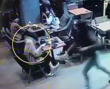 [더영상] 난데없이 '식빵 귀싸대기' 황당 테러…11살 아이 손 묶고 물속에 '푹'