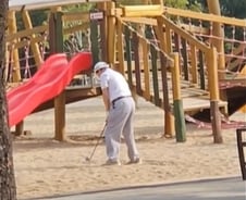 [더영상]"사람 다치는데" 놀이터서 '벙커샷' 연습…"손흥민 왔대" 2천명 몰려 난장판