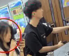 [더영상] "아이도 있는데" 식당서 담배 피운 중국여성…변우석 공항 '황제 경호'