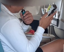 [더영상] ①비행기서 전자담배 '쪽쪽' ②유인 매장 절도 ③어린이 밀어버린 원숭이