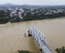 [더영상] ①눈앞에서 다리 '와르르' ②하마에 쫓기는 사자 ③22층 건물 '폭삭'