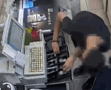 [더영상] ① "신고 좀" 연기 후 도둑질 ② 농작물 훔친 노부부 ③ 보관대 음료 마신 남성