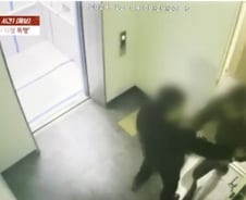 [더영상] ① '아버지뻘' 경비원 폭행 30대 ② 와이퍼 '탄핵' ③ 갈라진 스포츠카