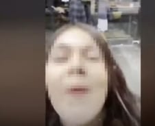 [더영상] ①침 뱉는 소녀들 ②인어 공연 중 상어 '콱' ③ 한파 속 내복차림 노인