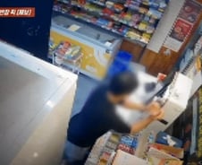 [더영상] ①무인매장 절도범 ②침팬지 부채질 ③침 뱉는 택시 승객