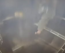 [더영상] ①트럭 깔렸는데 살았다? ②엘베서 '공중부양' ③쓰레기 바다에 버린 미화원