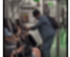 지하철 노약자석에 젊은 여성…끌어내자 발로 '퍽'[더영상]