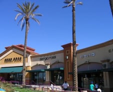 할인점 쇼핑하듯 명품 집는 고객 줄이어