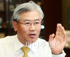 황우진 사장...고객에 꽃받는 남자