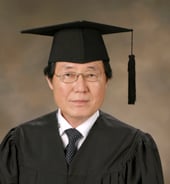이한준 씨, 46년만에 서울대 최고령 졸업
