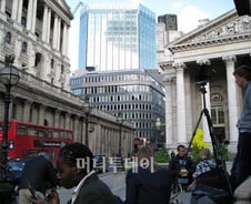 "뱅커들이 보너스 못받아 집값 떨어져요"