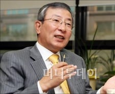 '고객 서비스 맨', 방송을 접수하다