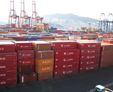 빈 컨테이너 높아지는 부산항..승부 이제부터