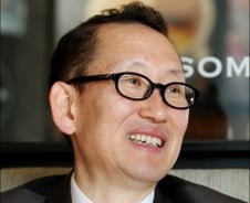 "허리띠는 졸라매도 머리띠는 풀어야"