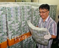 1억 모으기 "수비수가 공격수 이긴다"